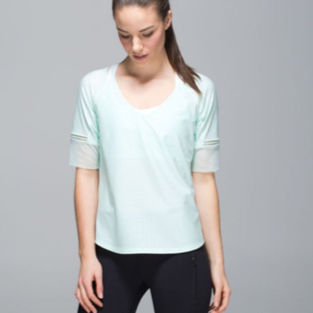 Lululemon Var-city 1/2 Sleeve in sea mist sz 8
